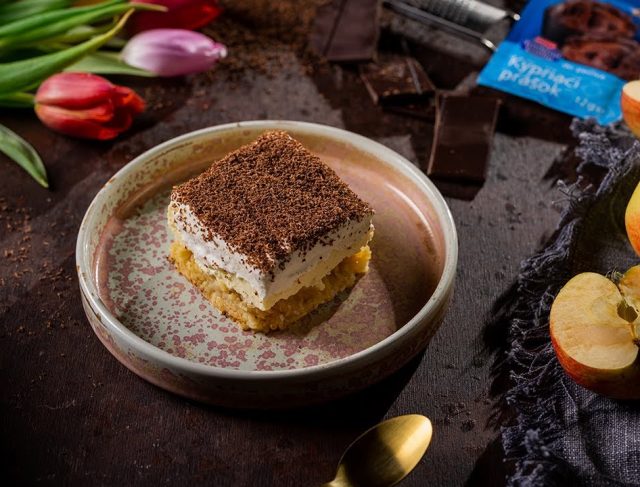 Nadýchaný jablečný krémeš s krémovou, šlehačkovou a čokoládovou vrstvou