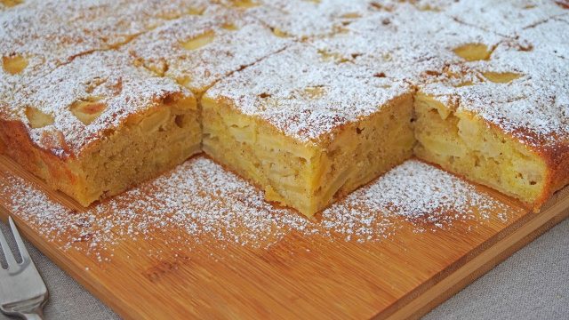 Vláčný jablečný koláč se skořicí a ořechy – snadný recept