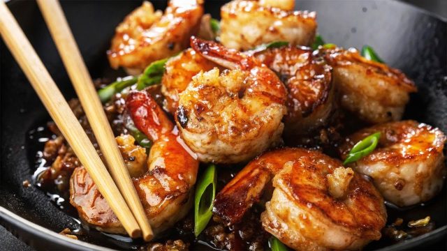 Krevety v aromatické česnekovo-zázvorové omáčce se sójovou a ústřicovou omáčkou Krevety v aromatické česnekovo-zázvorové omáčce se sójovou a ústřicovou omáčkou