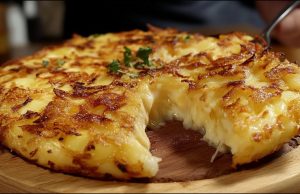 Křupavá bramborová placka se sýrem a cibulkou – snadná večeře z pánve Zlatavá křupavá bramborová placka se sýrem a opečenou cibulkou - snadná večeře z jedné pánve, hotová během chvilky!