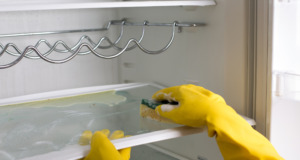 Lednička zářící čistotou: Stačí 2 ingredience na úklid bez chemie!
