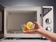 Konec zdlouhavému čištění mikrovlnky: Stačí dvě běžné suroviny a pár minut práce