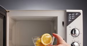 Jak vyčistit mikrovlnku bez námahy? Stačí dvě běžné suroviny a chvilka času
