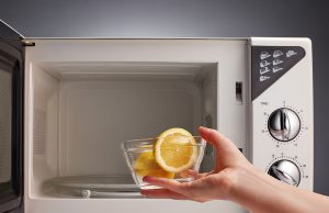 Konec zdlouhavému čištění mikrovlnky: Stačí dvě běžné suroviny a pár minut práce