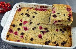 Recept na FITNESS vločkový dort s lesním ovocem a čokoládou BEZ cukru a mouky!