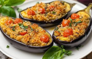 Zapečené lilky s cherry rajčátky, tuňákem, bylinkami a křupavou strouhankou Zapečené lilky s cherry rajčátky, tuňákem, bylinkami a křupavou strouhankou