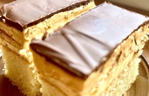 Karamelové řezy snů: Nadýchaný piškot, jemný pudink a karamelová vrstva, která vás dostane