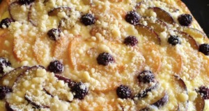 Recept na dokonalý kynutý koláč s tvarohem, meruňkami, švestkami a ostružinami