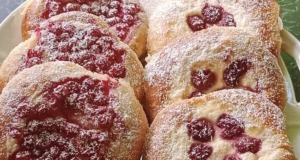 Domácí koláče s tvarohem, rybízem a malinami: Recept na vláčné koláče s ovocem