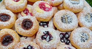 Nejlepší koláčky, jaké jste kdy jedli: Recept, se kterým se stanete mistrem pečení Vláčné kynuté koláčky s tvarohem a povidly