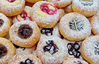 Nejlepší koláčky, jaké jste kdy jedli: Recept, se kterým se stanete mistrem pečení Vláčné kynuté koláčky s tvarohem a povidly