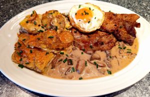 Marinovaná krkovice s volským okem, gratinovanými bramborami a houbovou omáčkou