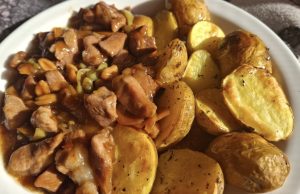 Barevný oběd z jednoho plechu: Krůtí maso a křupavé brambůrky vás dostanou