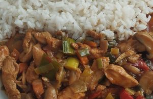 Kuřecí směs s rýží z jedné pánve: Rychlý a chutný recept na večeři