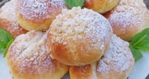 Kynuté máslové koláčky s domácími povidly a drobenkou: tradiční recept jako od babičky