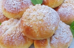 Kynuté máslové koláčky s domácími povidly a drobenkou: tradiční recept jako od babičky