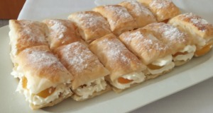 Výborné ovocné řezy z listového těsta s mascarpone a šlehačkou