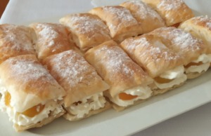 Výborné ovocné řezy z listového těsta s mascarpone a šlehačkou