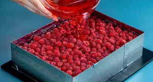 Nepečený malinový dort s vanilkovým krémem a želatinou – jednoduchý a efektní dezert Nepečený malinový dort s vanilkovým krémem a želatinou – jednoduchý a efektní dezert