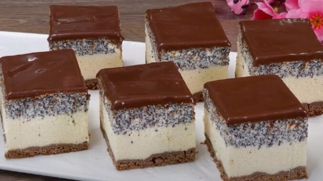 Makovo‑tvarohový koláč s čokoládovou polevou