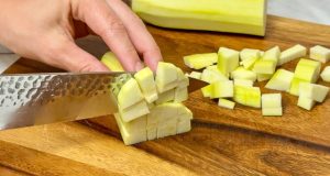 Osvěžující salát z cukety se smetanovou zálivkou, koprem a ořechy Salát z cukety se smetanovou zálivkou, koprem, sýrem a vlašskými ořechy