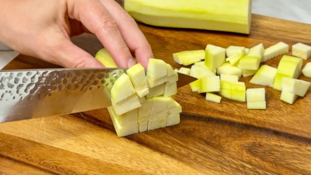 Salát z cukety se smetanovou zálivkou, koprem, sýrem a vlašskými ořechy