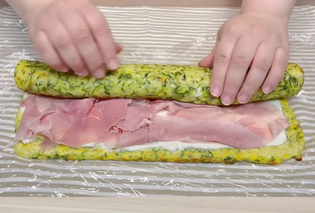 Cuketová roláda se šunkou a sýrem: Lehké letní jídlo z trouby