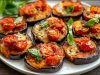 Vegetariánské mini pizzy z lilku s rajčaty, parmazánem a bazalkou – zdravá a chutná alternativa klasické pizzy