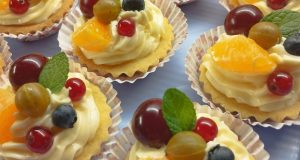 Domácí ovocné košíčky s pudinkovým krémem: Luxusní dezert jako z nejlepší cukrárny, který zvládnete i doma Domácí ovocné košíčky s pudinkovým krémem – křehké, krémové a slavnostní