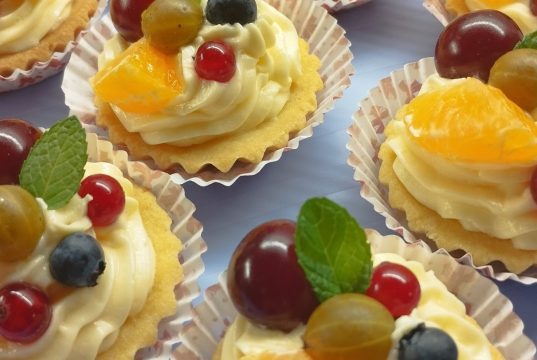 Domácí ovocné košíčky s pudinkovým krémem – křehké, krémové a slavnostní