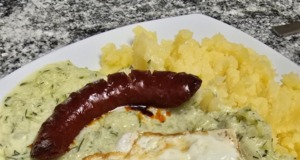 Cuketový přívarek (prívarok) s koprem a zakysanou smetanou: Letní klasika na talíři Cuketový přívarek (prívarok) s koprem a zakysanou smetanou: Letní klasika na talíři