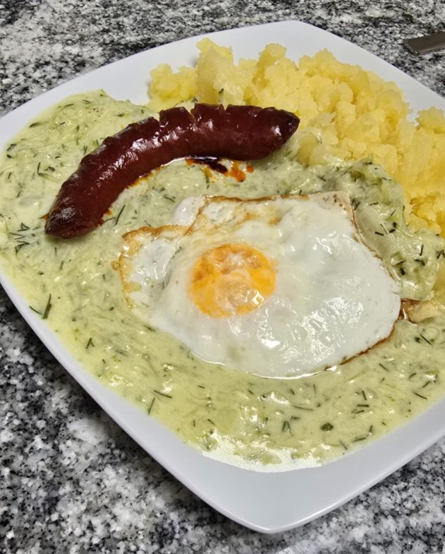 Cuketový přívarek (prívarok) s koprem a zakysanou smetanou: Letní klasika na talíři Cuketový přívarek (prívarok) s koprem a zakysanou smetanou: Letní klasika na talíři