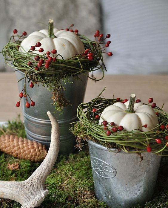 Podzimní dekorace z květináčů s dýní a šípky