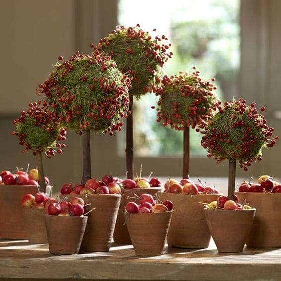 Podzimní dekorace z květináčů s dýní a šípky