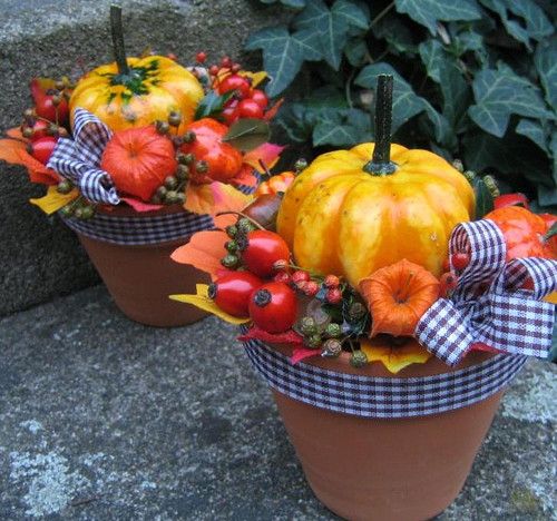 Podzimní dekorace z květináčů s dýní a šípky