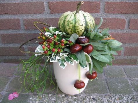 Podzimní dekorace z květináčů s dýní a šípky