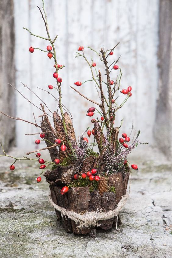 Podzimní dekorace z květináčů s dýní a šípky