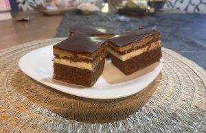 Pudinkové kostky s BeBe sušenkami a čokoládovou polevou Pudinkové kostky s BeBe sušenkami a čokoládovou polevou