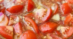 Tenhle rajčatový salát je dokonalost! Rychlý recept, který si zamilujete!