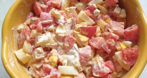 Velká dobrota za pár korun: Rajčatový salát, který má vše, co potřebujete, a chutná jako od babičky!