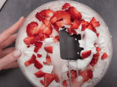 Oblíbený nepečený dezert plný smetany, jahod a piškotů – Vyzkoušejte tuto dobrotu! Nepečený smetanový koláč s jahodami a piškoty – svěží dezert bez pečení