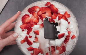 Oblíbený nepečený dezert plný smetany, jahod a piškotů – Vyzkoušejte tuto dobrotu! Nepečený smetanový koláč s jahodami a piškoty – svěží dezert bez pečení