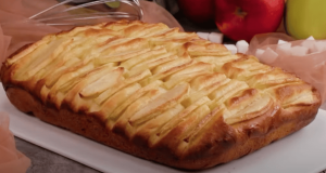 Vynikající jablečný koláč, který krásně provoní celý váš domov!