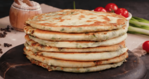 Recept na slanou a chutnou svačinu – Placky z kynutého těsta plněné sýrem a zeleninou!
