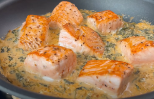 Lososové kostky na smetaně a špenátu – Tip na skvělý a rychlý oběd!