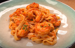 Připravte si tyto vynikající těstoviny na rajčatech se smaženými krevetami!