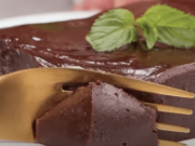 Nepečený čokoládový dezert s kondenzovaným mlékem: rychlá dobrota ze 2 surovin