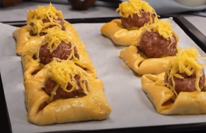 Masové kuličky stačí jednoduše obalit v listovém těstíčku a sýru: Vyzkoušejte tuto dobrotu!