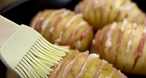 Příloha, která nikdy neomrzí: Zapečené brambory se slaninou!