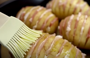 Příloha, která nikdy neomrzí: Zapečené brambory se slaninou!